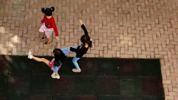 因心痛孩子受委屈而過度保護，反而更孤立本身已被排擠的小孩，無法幫他建立自信。