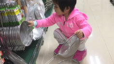 孩子的放電場所不只遊樂場,還有家品店和文具店。