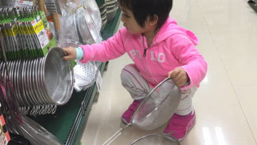 孩子的放電場所不只遊樂場，還有家品店和文具店。