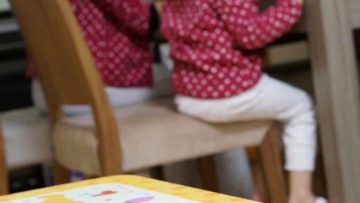 邊吃飯邊玩手機，令家人少了溝通，導致家庭關係疏離。