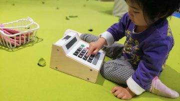 2.5่ณ3.5ๆญฒ้็ๅญฉๅญๅณไฝฟ่ๅจไธ่ตท๏ผไธฆไธๆๆไปปไฝไบค่ซๅไบๅ๏ผๆๆฉไธๅฐๆๆ้ๅง็พค้ซ้ๆฒใ