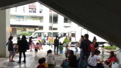 校車站呈現一片熱鬧的景象,令那位埋首於手機的小男孩顯得格格不入