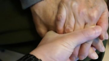 父母都健康時，未必察覺，直至他病倒了，才發現，他，真的變老了。