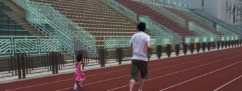 香港家長會因為周邊的壓力，習慣了天天評估孩子