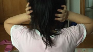 孩子對講最熟悉的母語的人，會表現出一種較親切的反應