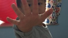 為孩子拍照,紀錄成長片段