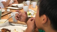 孩子用手吃飯