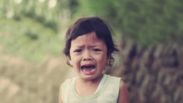 哭不停的孩子背後