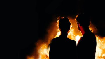 在感情冷掉之前再牽手