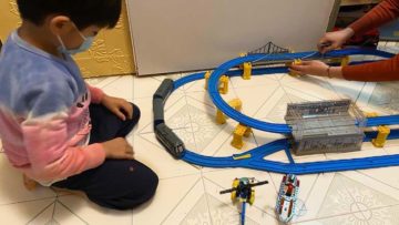 扔掉孩子玩具_website