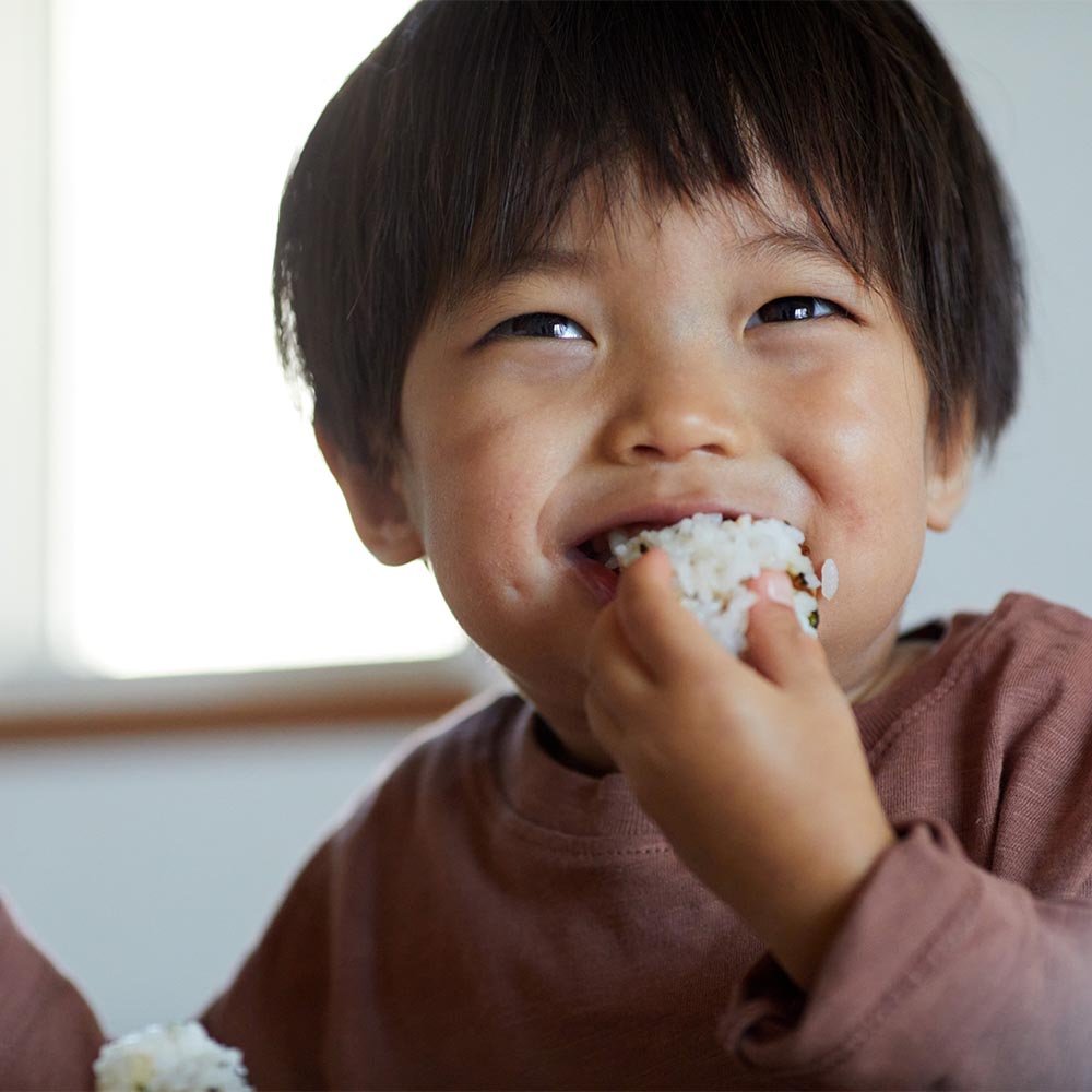 孩子成長紀錄｜剝毛豆的小手教會我用雙手感知世界
