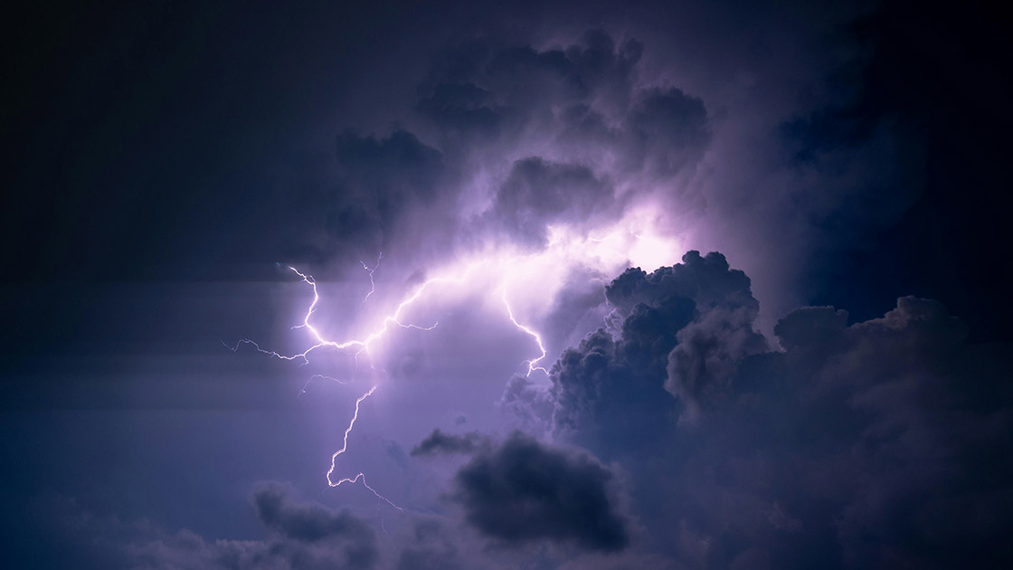 家庭裡那股看不見的「情緒氣候」，正在形塑孩子的成長