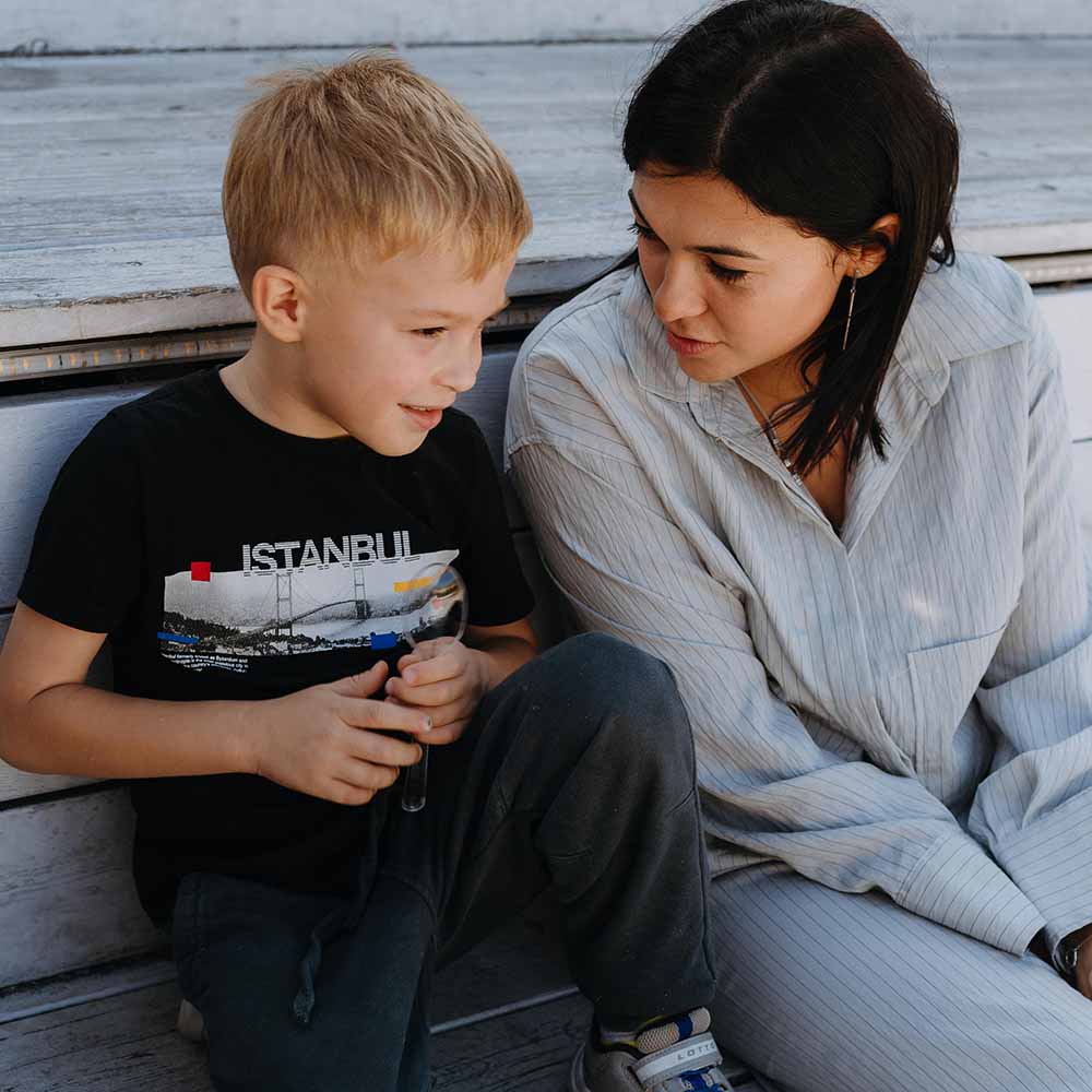 父母表達不開心是「情緒勒索」嗎?心理學解析:分清親子溝通中「連結」與「控制」的界線 情緒勒索-親子溝通-尊重