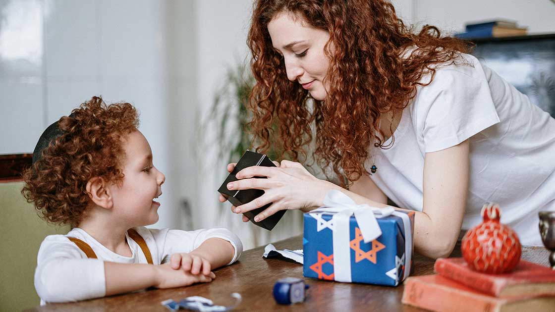 【愛的五種語言】揭秘為何孩子愛儲「垃圾」?心理學解構「真心的禮物」:最被誤解的愛語 愛的五種語言