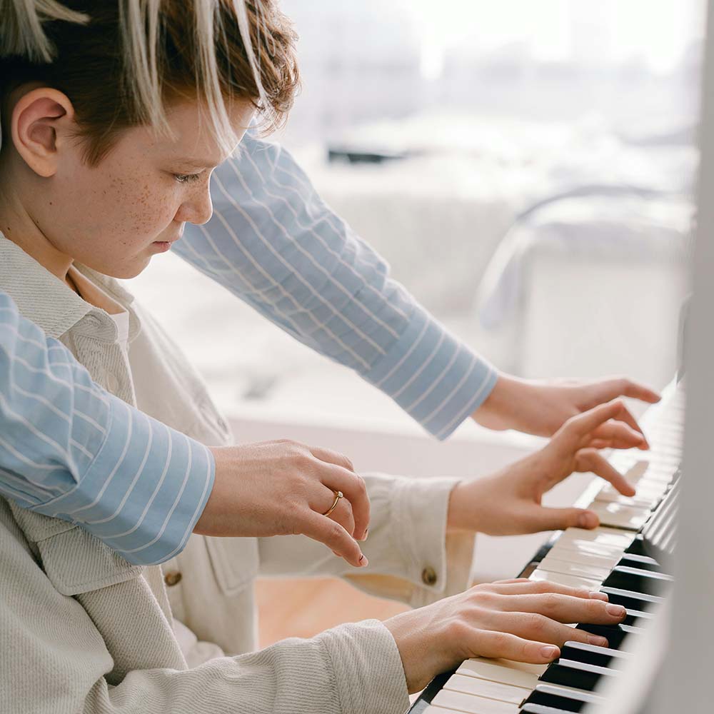 父母表達不開心是「情緒勒索」嗎?心理學解析:分清親子溝通中「連結」與「控制」的界線 情緒勒索-親子溝通-尊重