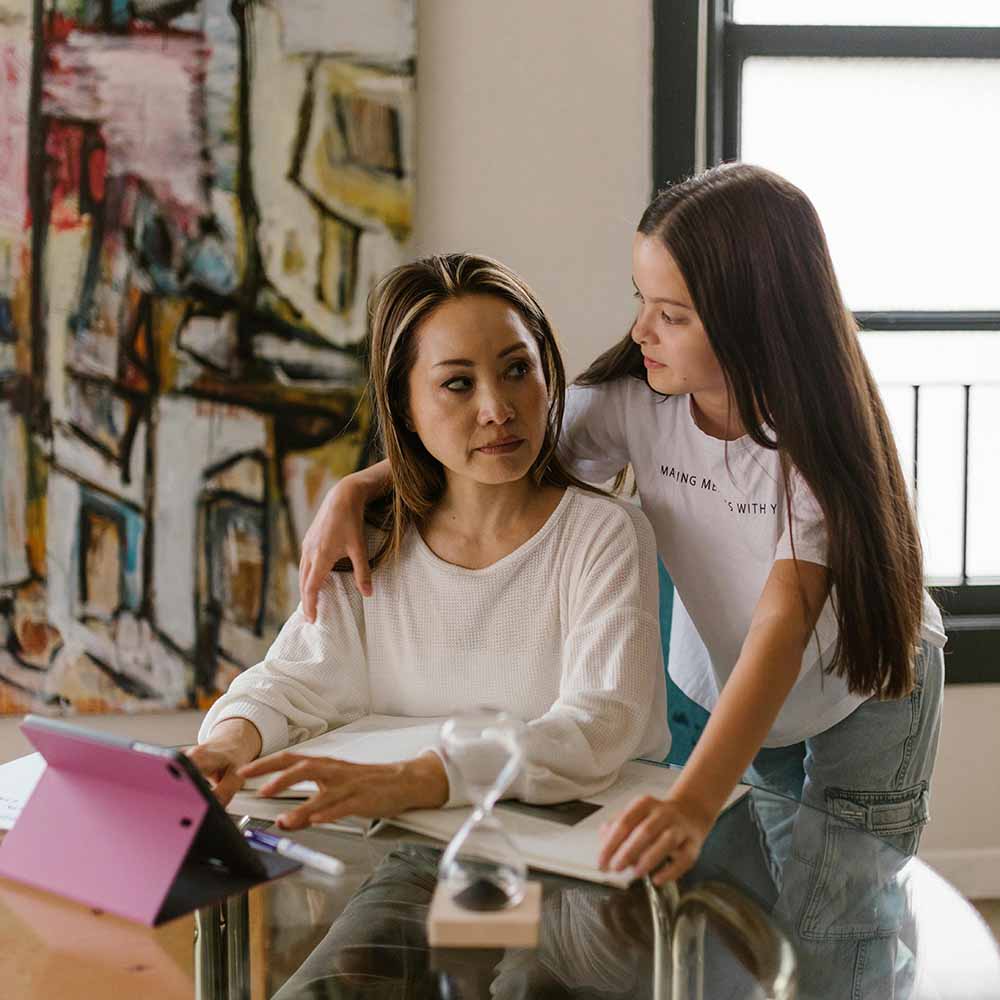 父母表達不開心是「情緒勒索」嗎?心理學解析:分清親子溝通中「連結」與「控制」的界線 情緒勒索-親子溝通-尊重