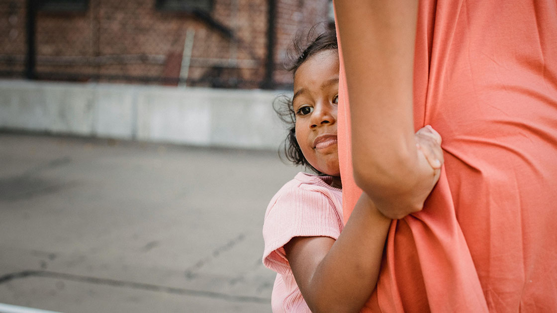 害羞不是沒禮貌:給孩子時間,我們一起學會打招呼 害羞不是沒禮貌:給孩子時間,我們一起學會打招呼